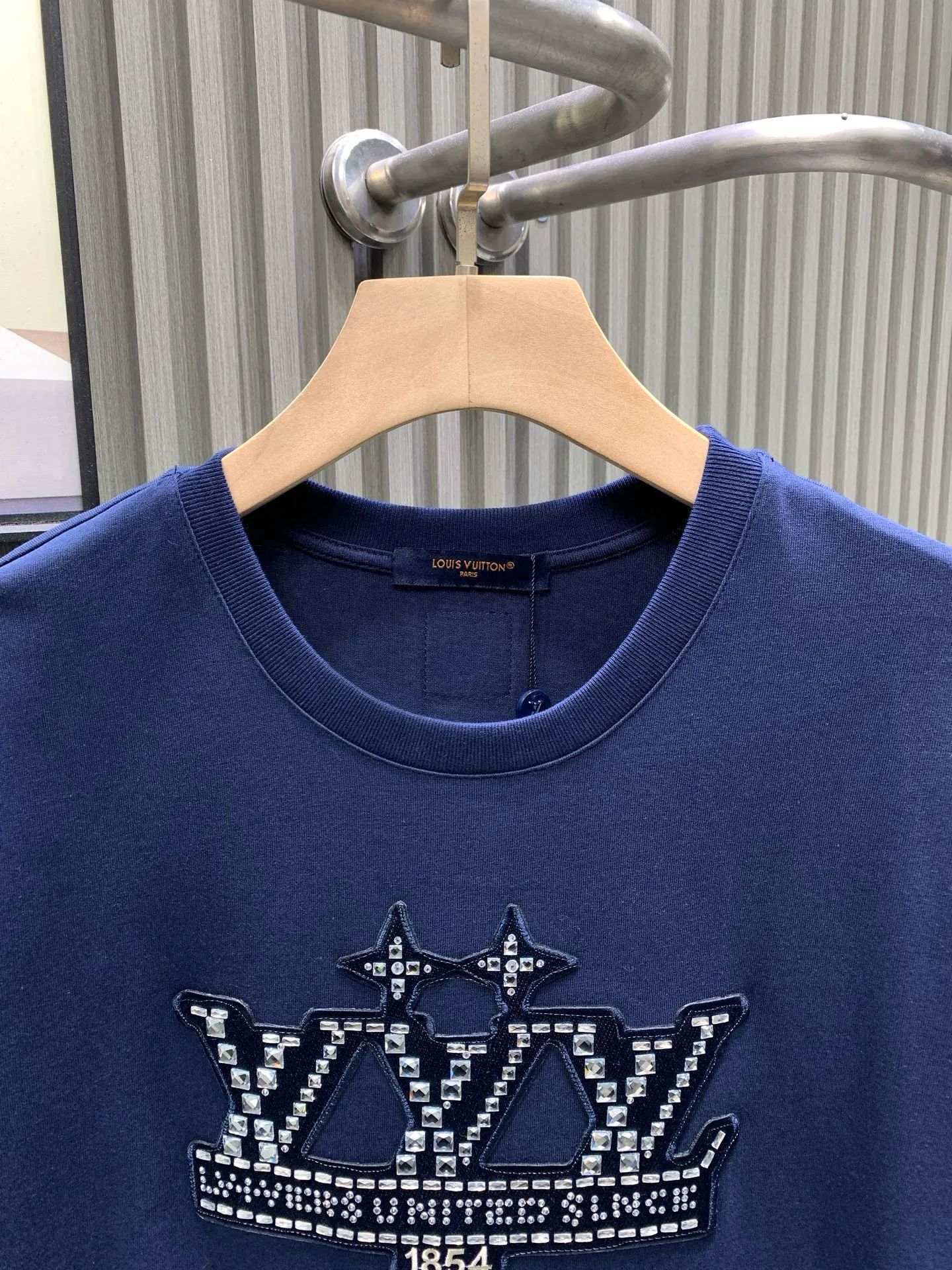 🅿️240 🀄️ Louis Vuitton 1V 2025 new style 1854 diamond letter cotton short sleeves 32-count fine cotton plain fabric is made of combed cotton after a special process. Its fibers are more slender and neat. Therefore, the texture and durability of the fabric are significantly improved. The pure cotton material has excellent moisture absorption. The plain fabric is soft to the touch and comfortable to wear. The fiber structure of combed cotton is tighter. Therefore, the fabric made has better wear resistance and is not easy to pill or deform. The flowers are positioned and embellished with patterns. Diamond selection is to choose diamonds suitable for hot drilling. Diamond arrangement is to arrange the diamonds on the template according to the designed pattern. The diamonds are fixed on the fabric through a hot drilling machine. The color of the back glue should be uniform and consistent, and the firmness should be high. It combines the softness of silicone oil and the high-density characteristics of elastic glue. The material has excellent stretching and recovery properties and can quickly return to its original shape when subjected to external forces to maintain the integrity and clarity of the pattern.